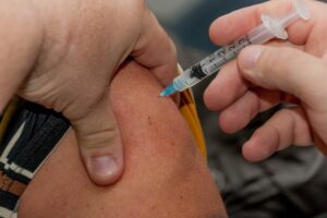 Чому вакцина в Україні часто буває смертельною?