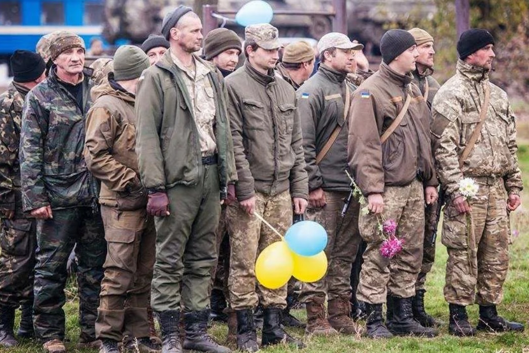 Военный бомж. Нищие украинские военные. Украинские военные бомжи.