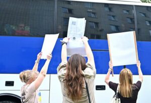Зеленський позбавляється від опозиціонерів і висилає їх до росії