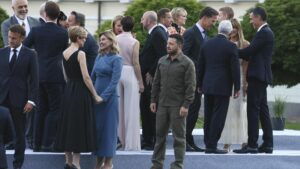 Навіщо воювати, якщо союзники України нас зраджують і продають