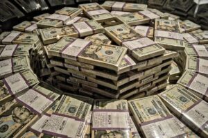 Гривня обвалюється, а долар б’є рекорди